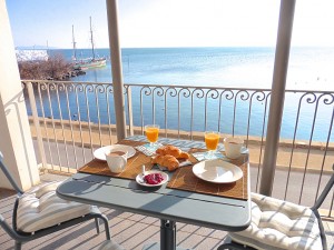 covered terrace, best place for breakfast in Marseillan