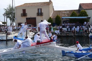 The Marseillan water jousting team in action