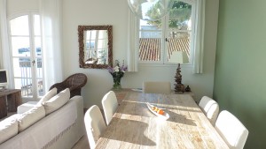 Light and airy dining area seats 6